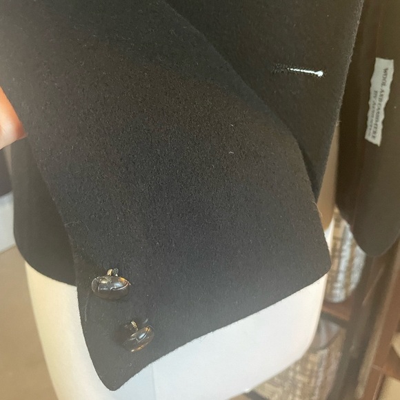 Beautiful structured fit cashmere wool blend black blazer. 2 button front. - Picture 5 of 16